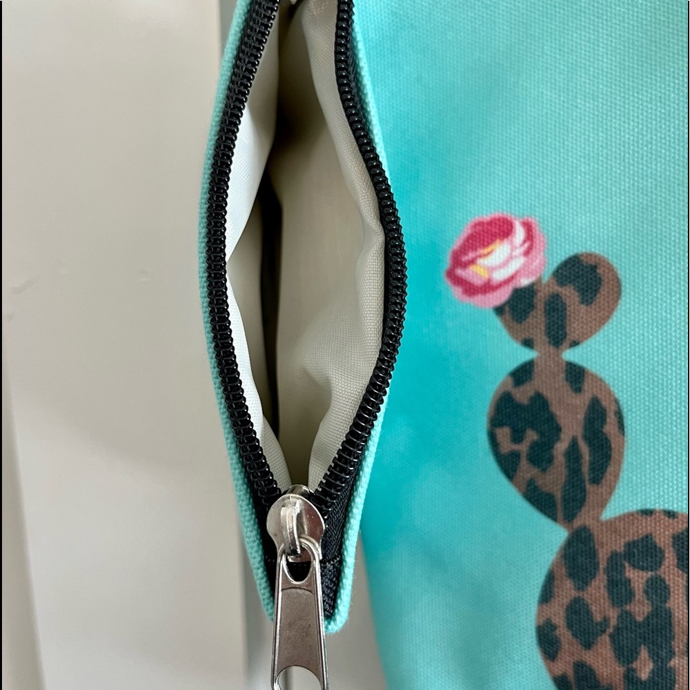 Turquoise & Black Cactus Purse Tote w/ attachable coin purse. - Picture 8 of 8